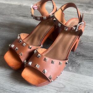 Madden Girl Cashe Wooden Heel Brown Sandals Silver Studded Size 8.5